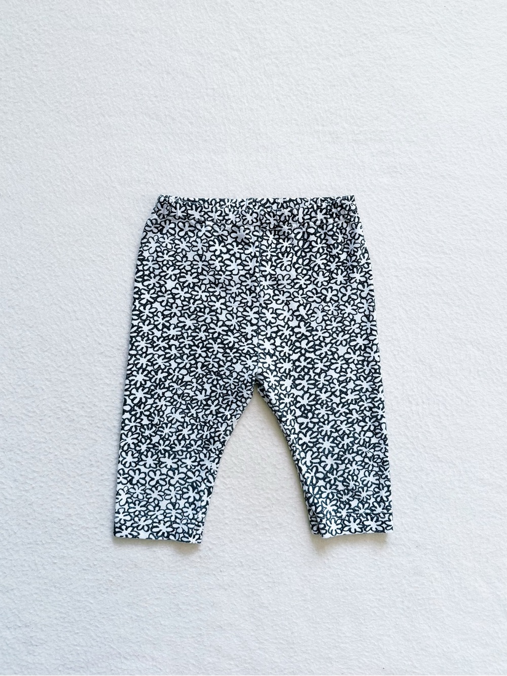 3/$30 Marimekko Uniqlo Floral Print Cropped Leggings  Back Pocket Black White 2T